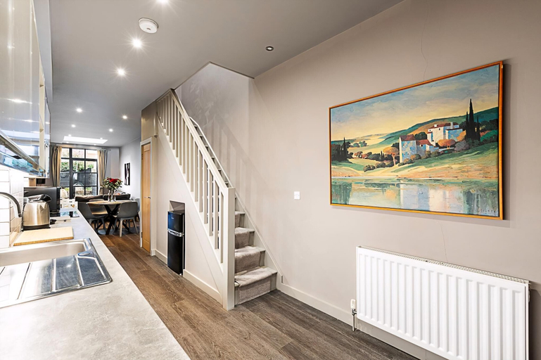 Others 5, Stunning 5 Bed House in Willesden Green!, London