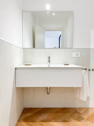 Bathroom 3, The Mamas, Oristano