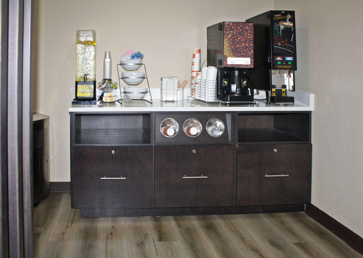 Food & Drinks 5, Comfort Inn & Suites Grenada Lake, Grenada