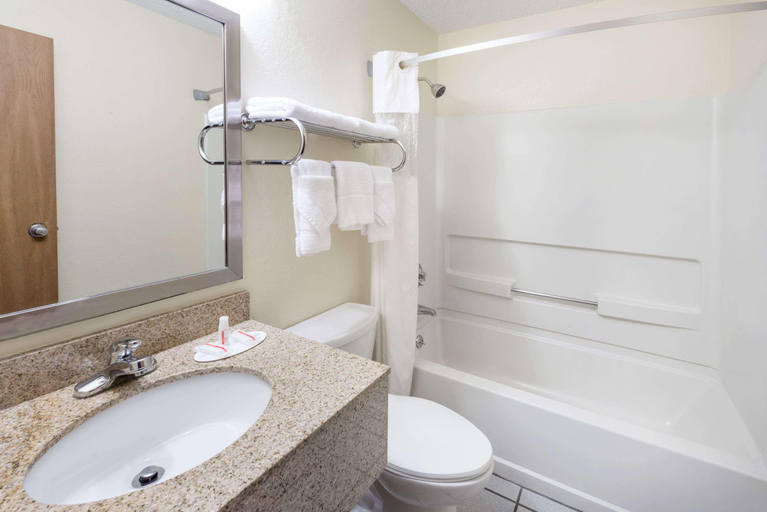 Bathroom 3, Super 8 by Wyndham Franklin/Middletown Area, Warren