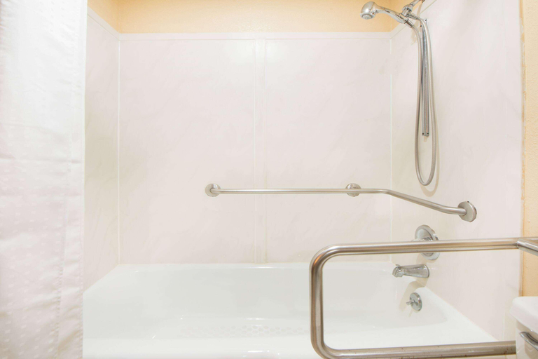 Bathroom 4, Travelodge by Wyndham Enid, Garfield