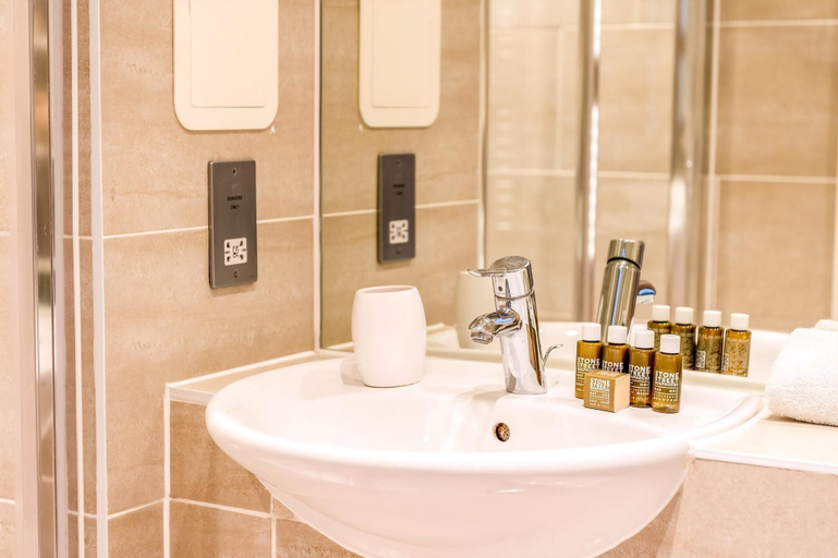 Bathroom 4, Gorgeous Wembley Flat, London