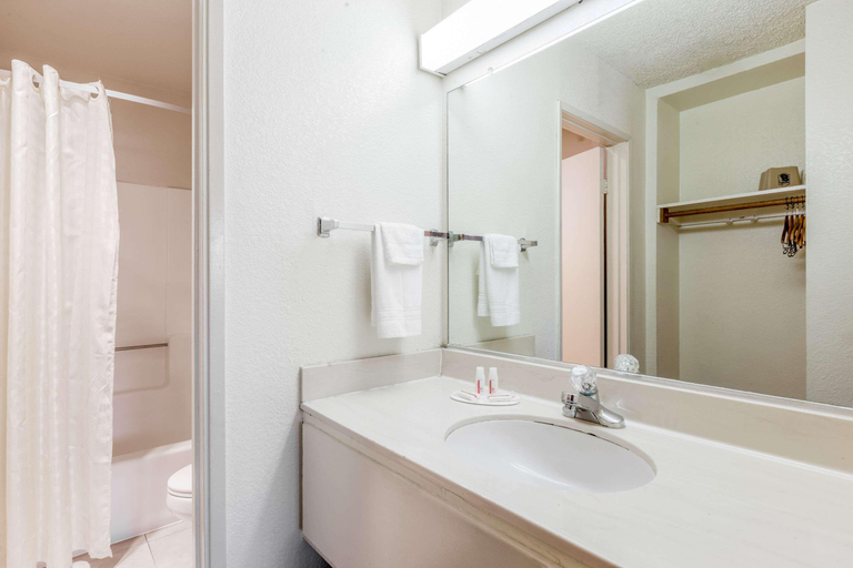 Bathroom 5, Super 8 by Wyndham Bakersfield/Central, Kern