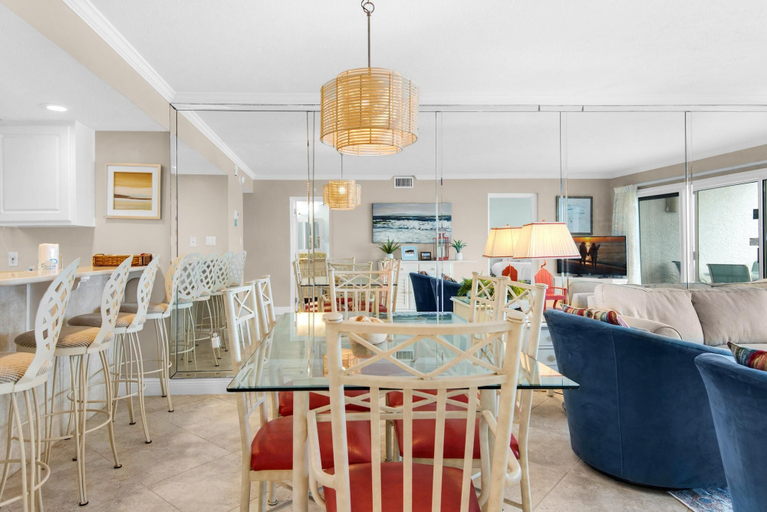 Food & Drinks, Beach House 204a, Walton