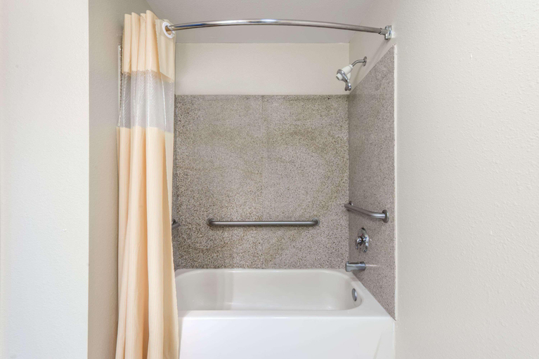 Bathroom 4, Days Inn by Wyndham St Peters/St Charles, Saint Charles