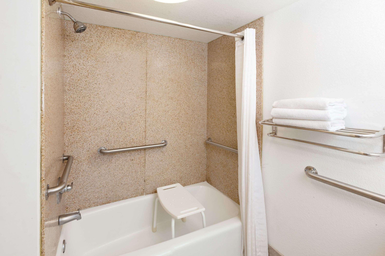 Bathroom 4, Super 8 by Wyndham Plainview, Hale