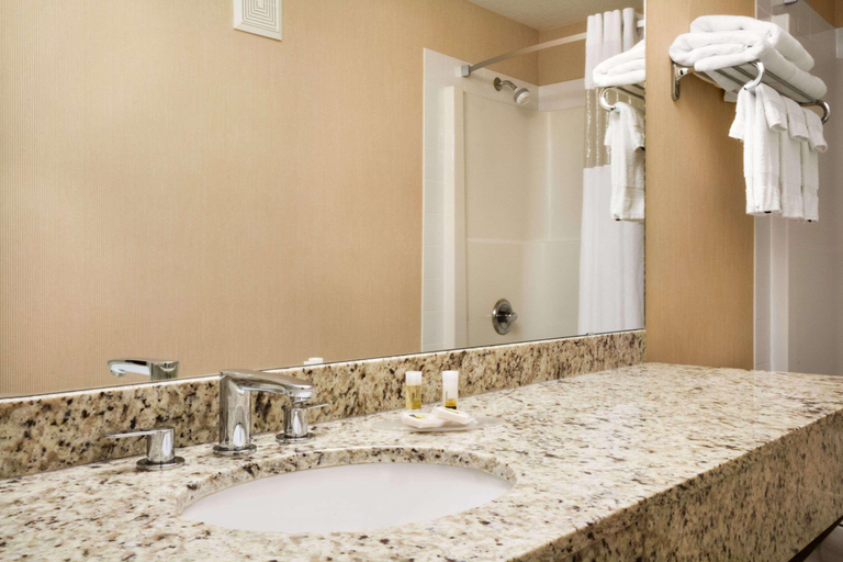 Bathroom 4, Days Inn & Suites by Wyndham Cochrane, Division No. 6