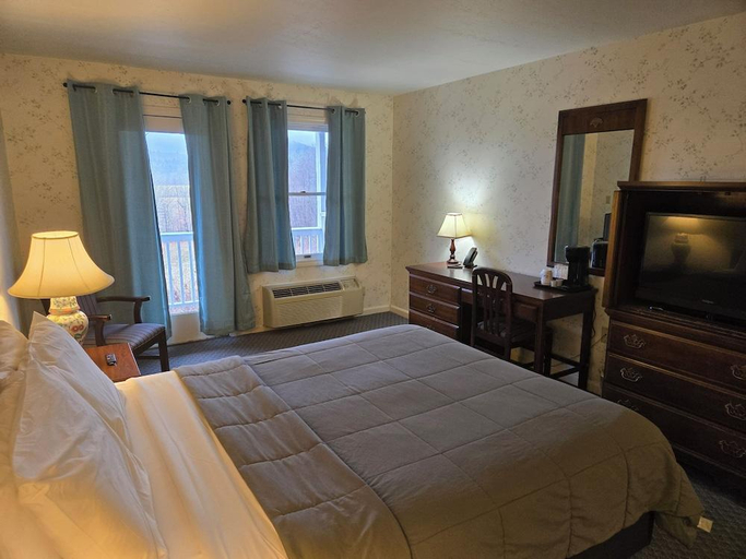Bedroom 2, North Conway Mountain Inn, Carroll