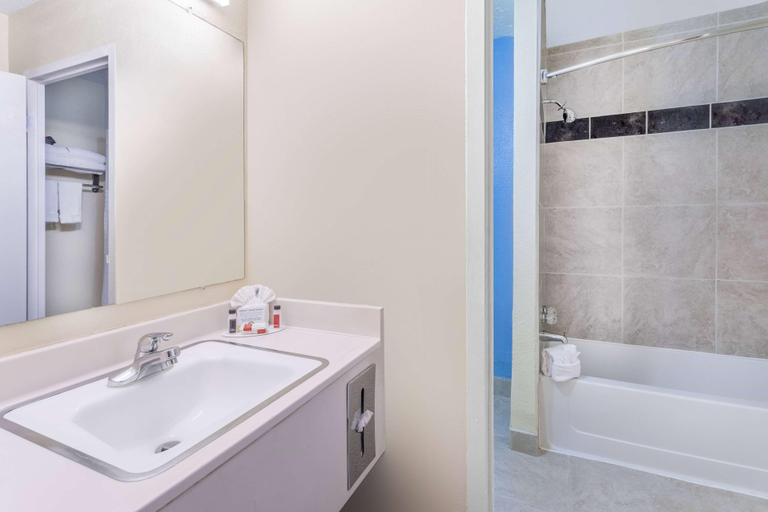 Bathroom 4, Days Inn & Suites by Wyndham Clovis, Curry