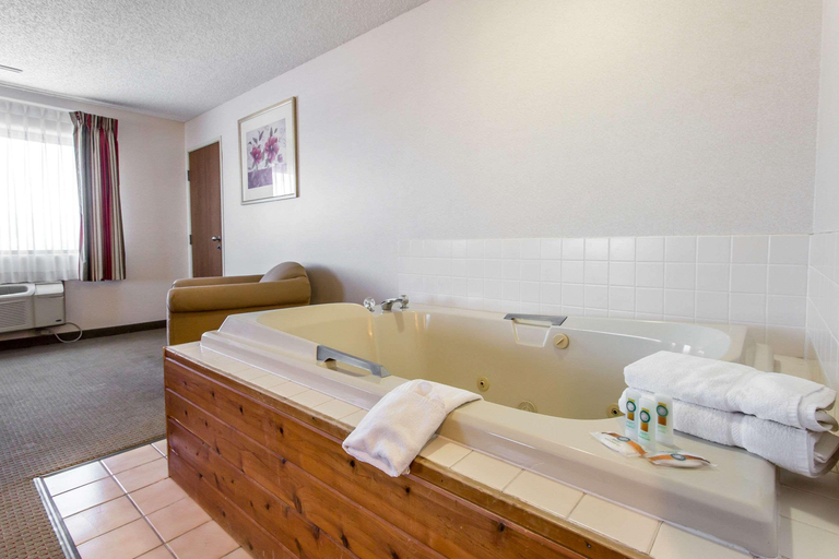 Bedroom 3, Quality Inn Delta, Delta