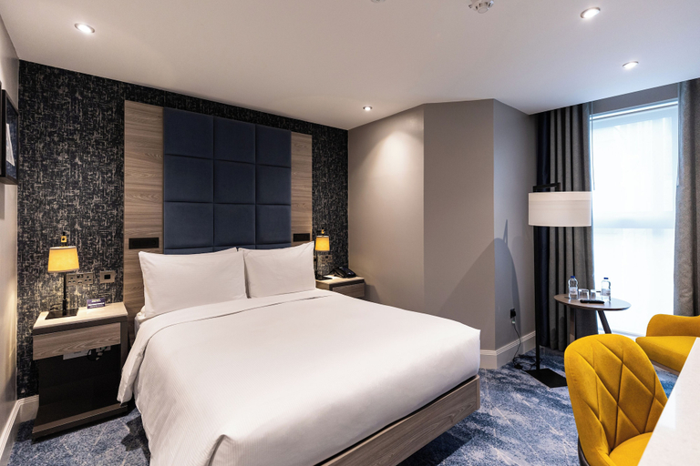 Bedroom 2, DoubleTree by Hilton London West End, London