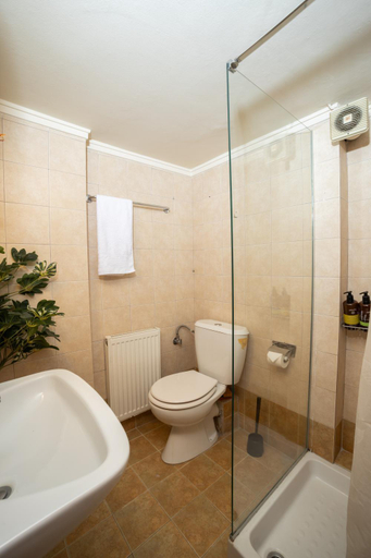 Bathroom 2, Urban Colors Apartments by BiNoBi!, Central Macedonia