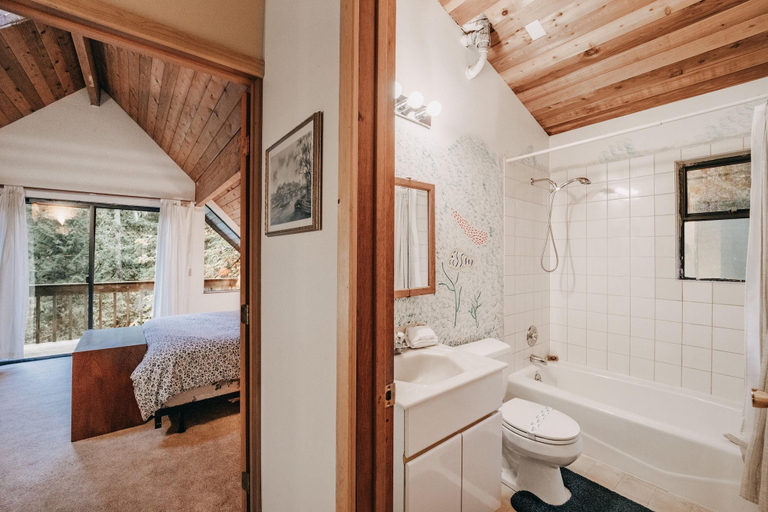 Bathroom 3, 43SL - Hot Tub - Pets Ok - BBQ - WiFi - D/W, Whatcom