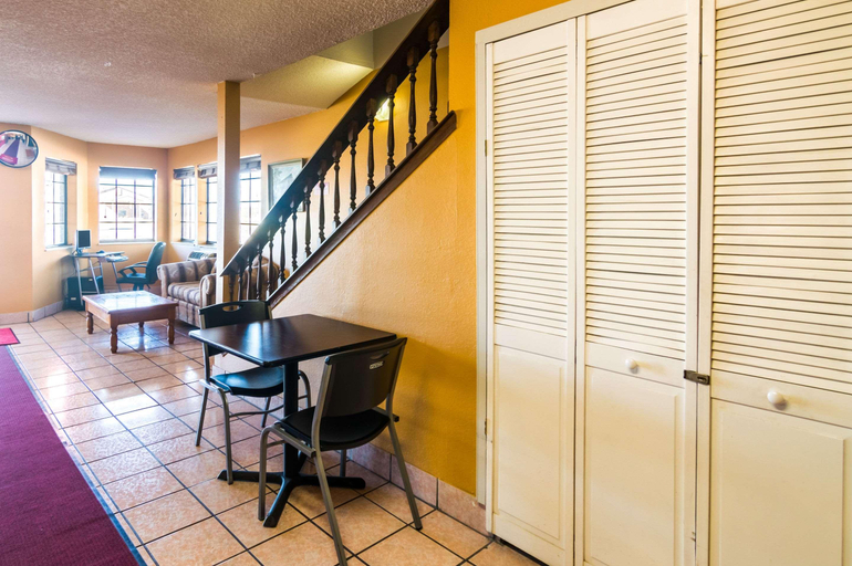 Public Area 3, Econo Lodge Dumas, Moore
