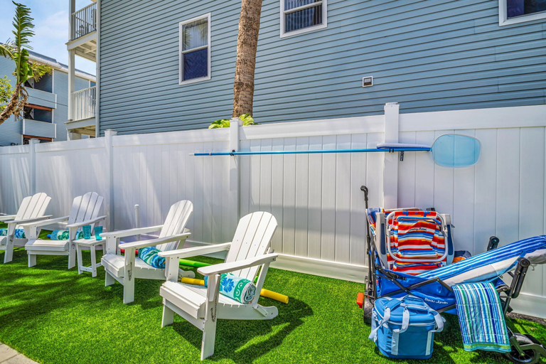 Room 4, NEW Beach Envy 4BR Pool Spa Steps From Sand, Pinellas
