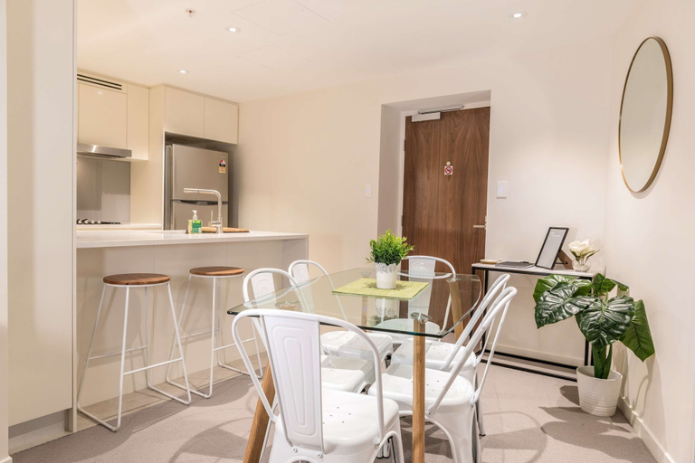 Room 5, 2BR Luxury Skytower Views CBD Pool Gym Netflix, Brisbane