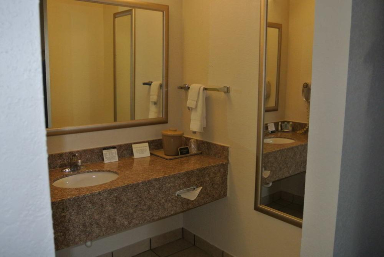 Bathroom 4, Quality Inn Charleston - Sikeston, Mississippi