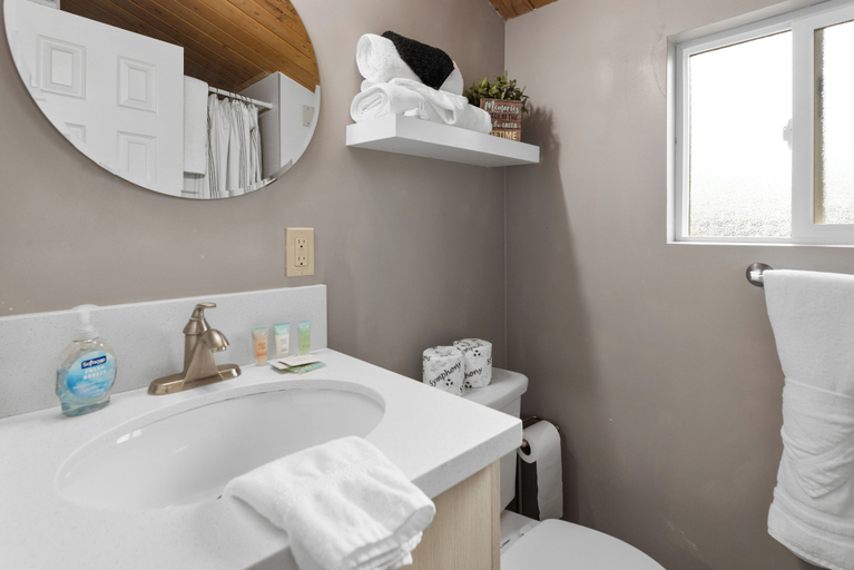 Bathroom 3, Five Pines, San Bernardino