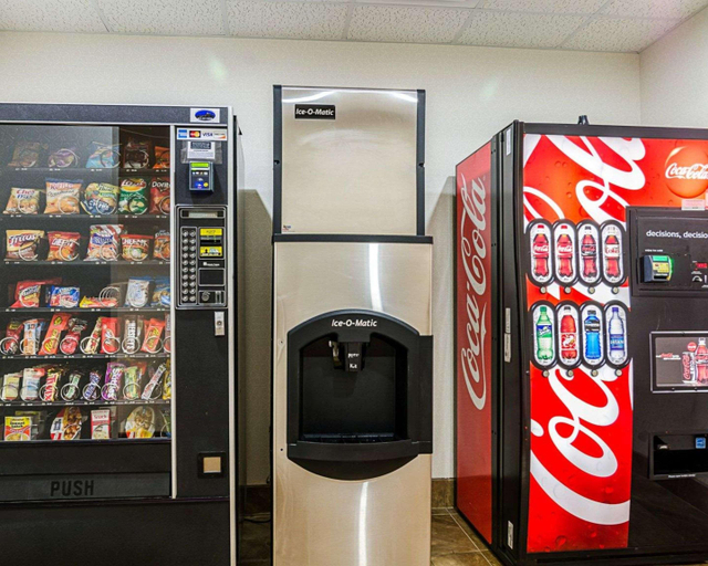 Food & Drinks 5, Comfort Inn & Suites Lawrence - University Area, Douglas