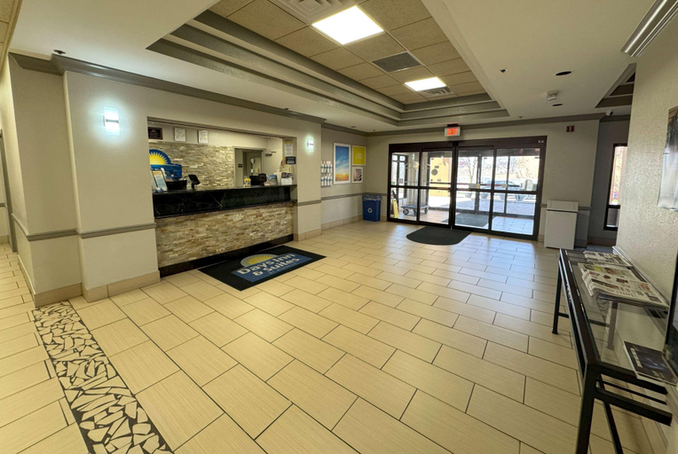 Public Area 2, Days Inn & Suites by Wyndham Cedar Rapids, Linn