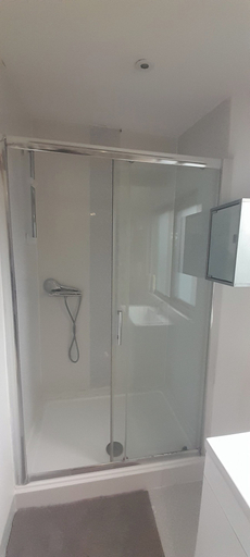 Bathroom 2, 4 Guests - Pet Friendly - 13 min to the Beach, Bournemouth