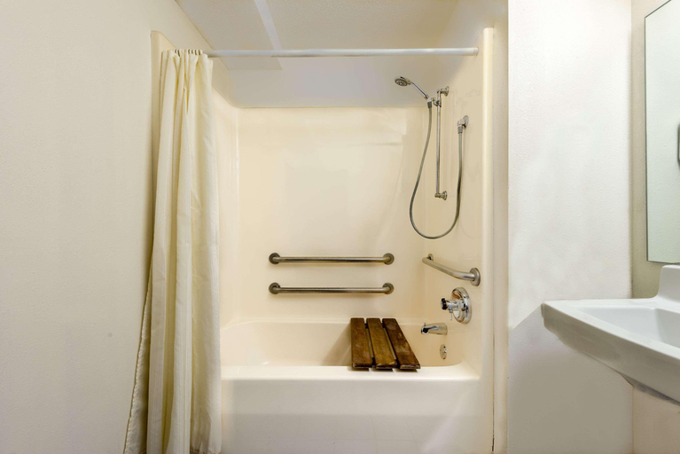 Bathroom, Days Inn by Wyndham Pontoon Beach, Madison