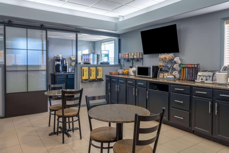 Food & Drinks 5, Super 8 by Wyndham Edmonton International Airport, Division No. 11