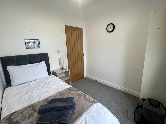 Room 2, Construction Crew Quarters:5brfree Wifi & Parking, Newcastle upon Tyne