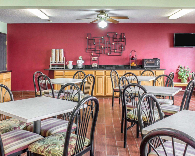 Food & Drinks 5, Econo Lodge Ames Area, Story