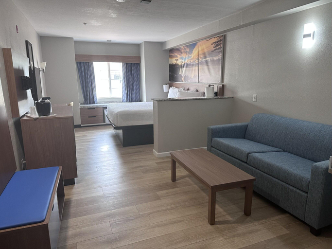 Bedroom 3, Days Inn & Suites by Wyndham Greeley, Weld