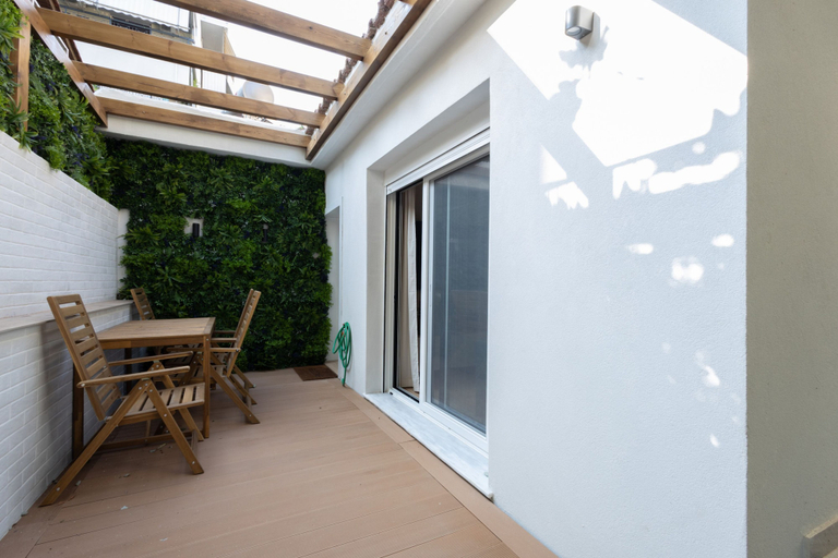 Room 4, The Secret Garden Stay, Attica