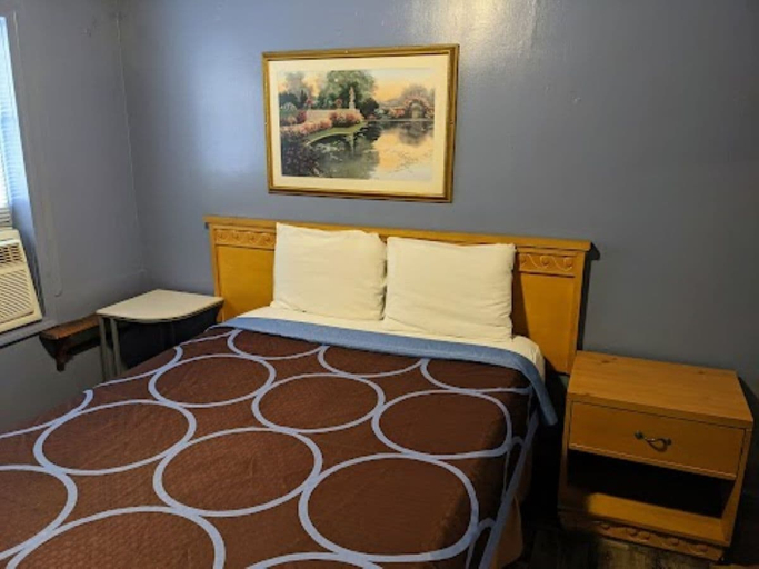 Bedroom 2, Moonlight Motel, Wayne