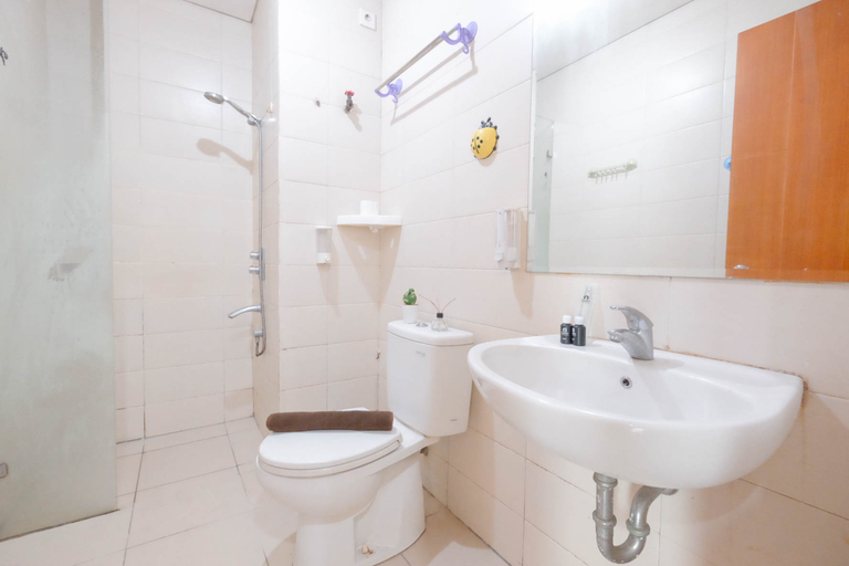 Bathroom 5, Good Location 2BR Apartment at Woodland Park Residence By Travelio, Jakarta Selatan