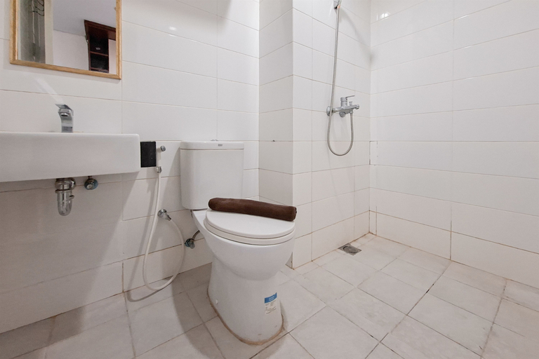 Bathroom 5, Basic Studio Room Apartment at Tuscany Residence By Travelio, South Tangerang
