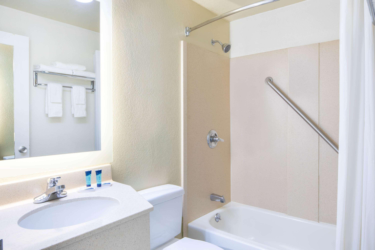 Bathroom 5, Howard Johnson by Wyndham Athens, Clarke