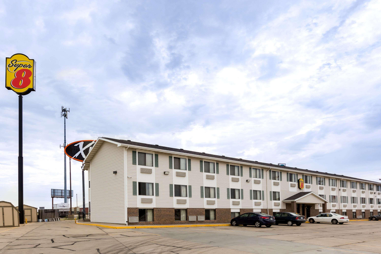 Exterior & Views 2, Super 8 by Wyndham Hays KS, Ellis