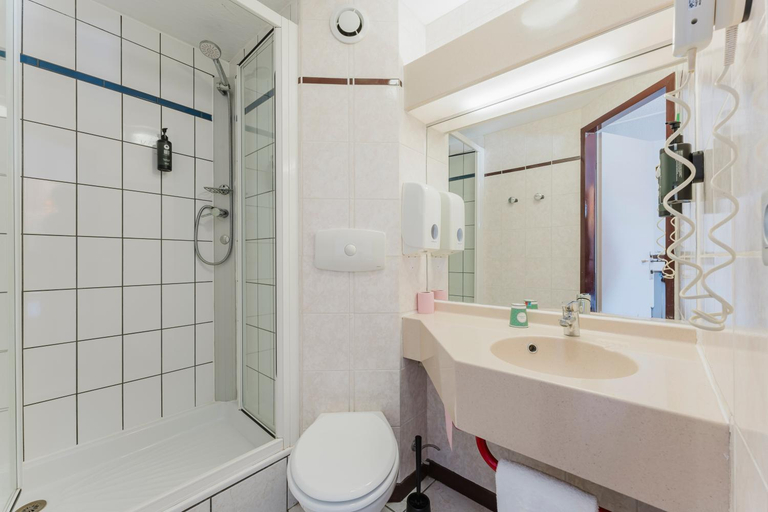 Bathroom 4, Logis Hotel & Restaurant Cap Hotel, Pas-de-Calais
