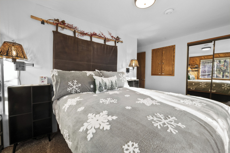 Bedroom 1, Birdhouse in Moonridge, San Bernardino