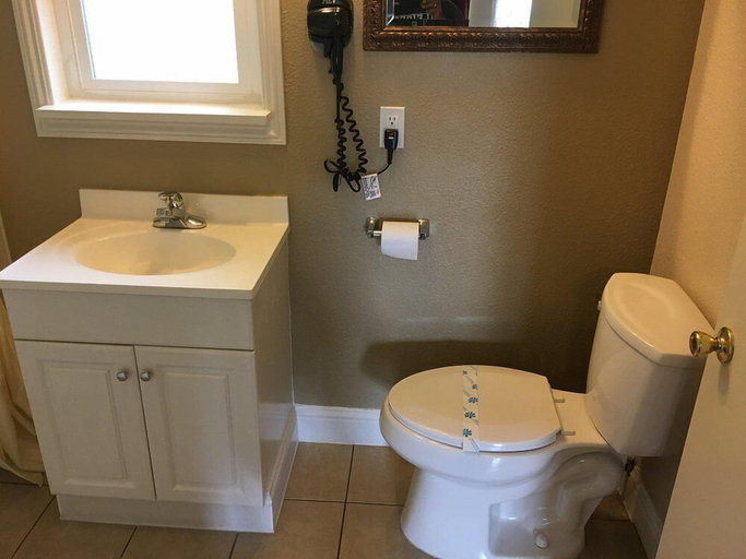 Bathroom 3, Colfax Motorlodge, Placer