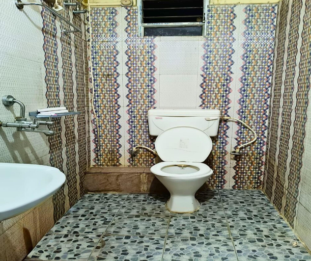 Bathroom 4, Hotel Famy Palace, Udalguri