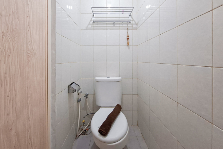 Bathroom 5, Basic Studio Apartment near KRL Station at Poris 88 By Travelio, Tangerang
