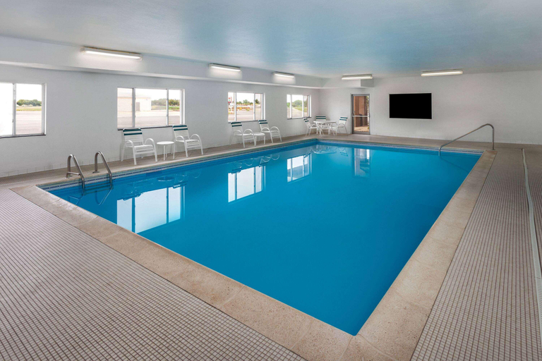 Sport & Beauty 5, Days Inn & Suites By Wyndham Of Morris, Grundy