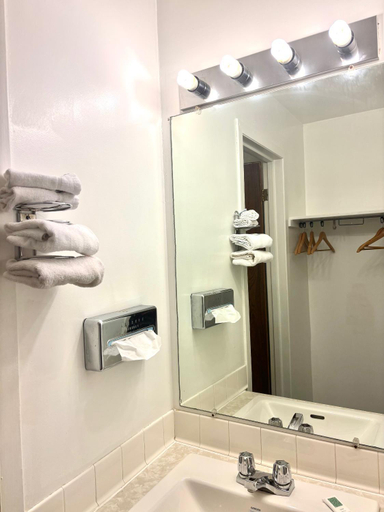 Bathroom 2, The Bridgewater Hotel, Lunenburg