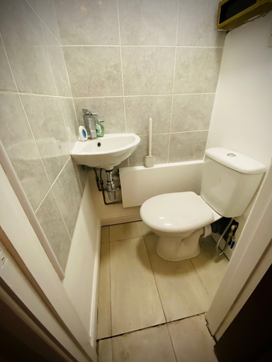 Bathroom 4, Modern-petfriendly-privategarden-family-20mintoldn, Hertfordshire
