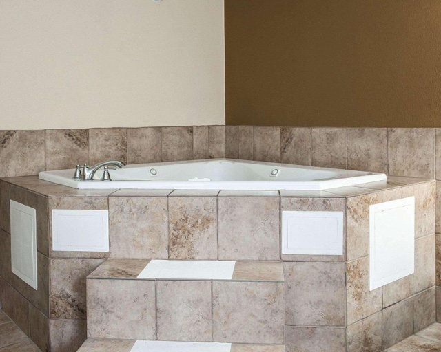 Bathroom 4, Quality Inn Terre Haute University Area, Vigo