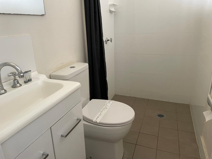 Bathroom 3, County Lodge Motel, Bland