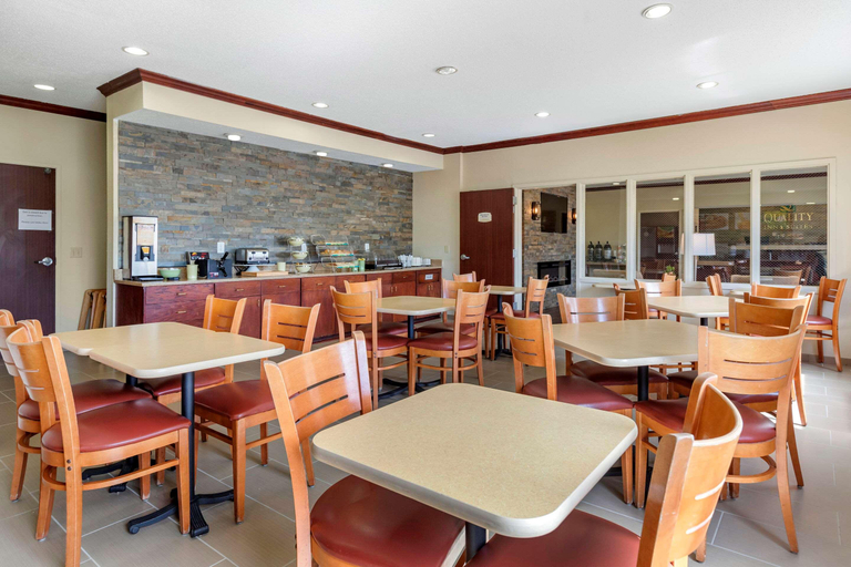 Food & Drinks 5, Quality Inn & Suites Bay City, Bay