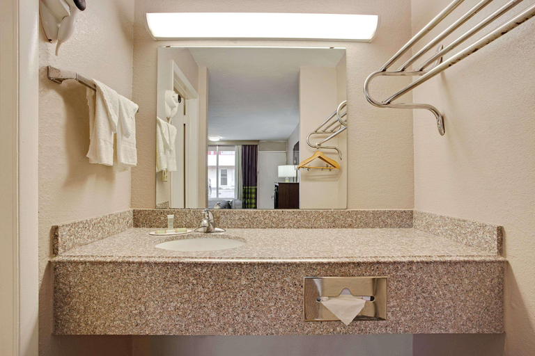 Bathroom 4, Super 8 by Wyndham Oklahoma/Frontier City, Oklahoma