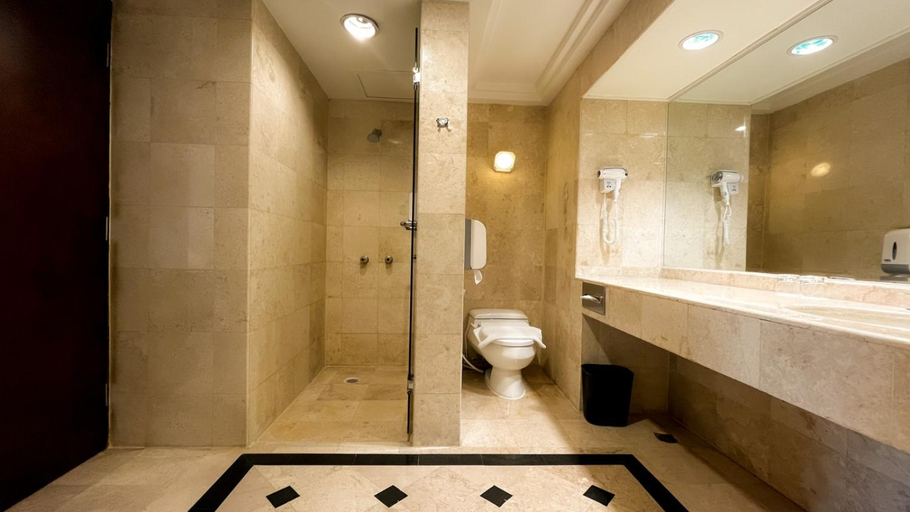Bathroom 5, Grand Diamond Hotel Yogyakarta, Sleman