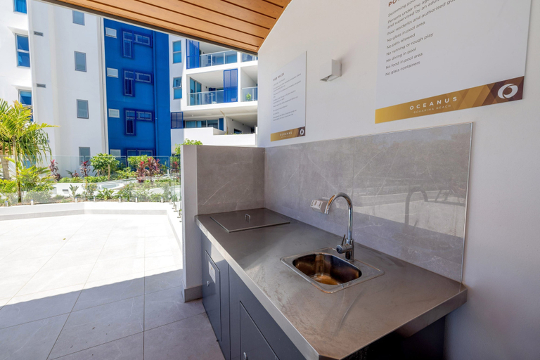Room 4, 3BR Lux Beachfront Escape - Pool Gym King bed, Caloundra - Kawana